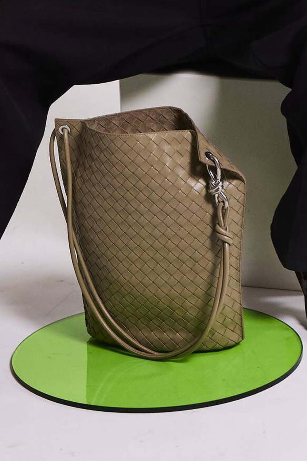 PO BOTTEGA VENETA KNOT HOOK BUCKET BAG – Belinda International